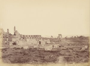 Visão geral de Karnak, incluindo a caminhada coberta de Tothmes III de Théodule Devéria