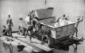 Cruzando o rio Chambesi em um pontão quebrado, Rodésia do Norte, 1925 1927