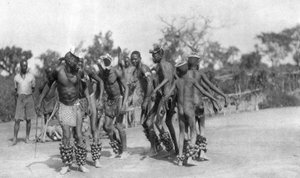 Dançarinos de Uganda, Dodoma para Mongalla, Uganda, 1925 1927