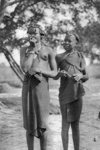 Moças com palitos no nariz e nos lábios, Terrakekka para Aweil, Sudão, 1925 1927