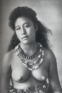 Uma beldade samoana, usando colares de dentes e conchas, 1902