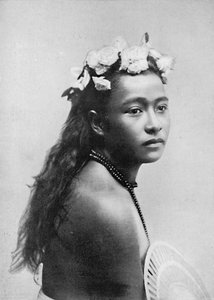 Uma menina samoana, com um terço de flores de hibisco, 1902