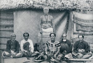 Um grupo de samoanos, incluindo o conhecido rebelde Mataafa Iosefo, a figura de pé, 1902