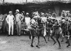 Meninas da tribo bundu dançando diante do príncipe, Freetown, Serra Leoa, 1925