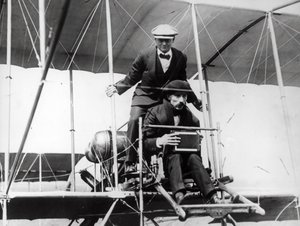 Thomas E. Grant com o Sr. Lewis Turner em uma máquina voadora para fotografar o eclipse, 1912