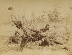 [Quatro estudantes do sexo masculino reclinados ao ar livre] de Thomas Eakins