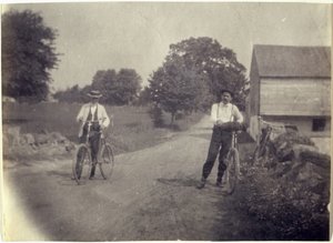 Samuel Murray e Benjamin Eakins em bicicletas, c. 1895-1899. de Thomas Eakins