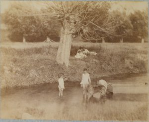 Três crianças e um cão a brincar no ribeiro, 4 de julho de 1883 de Thomas Eakins