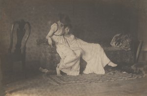 [Duas alunas em trajes clássicos no estúdio de Eakins] de Thomas Eakins