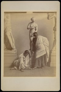 [Dois estudantes do sexo masculino em traje grego diante de um molde de gesso de Afrodite na sala de gesso da Academia da Pensilvânia] de Thomas Eakins