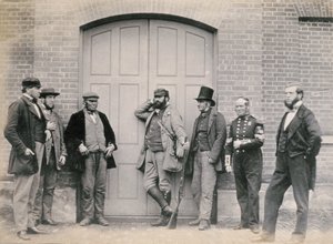Staff em Holkham Hall, Norfolk, c.1863 (impressão albumen) de Thomas Harcourt Powell