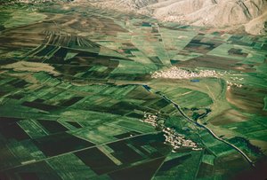 Vista aérea dos campos cultivados no fértil vale de Al Beqaa, também conhecido como vale de Al Biqa, abaixo...
