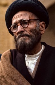 Clérigo xiita iraniano com óculos e turbante