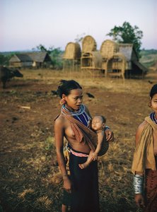 Mãe Khmer Loeu e o seu filho com uma funda e um sarongue tradicional da tribo das colinas em Phum...