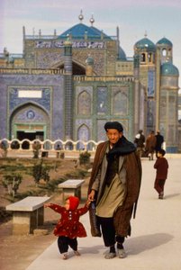 Visitantes da mesquita e mausoléu de Mazar-i-Sharif, Masjid-e-Kabud, também conhecida como Rawze-e-Sharif...
