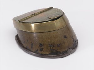Tinteiro de casco de cavalo pertencente ao Capitão William Tyrwhitt Drake, Royal Horse Guards, c.1829 (tinteiro, casco de cavalo)