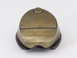 Tinteiro de casco de cavalo pertencente ao Capitão William Tyrwhitt Drake, Royal Horse Guards, c.1829 (tinteiro, casco de cavalo)