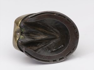 Tinteiro de casco de cavalo pertencente ao Capitão William Tyrwhitt Drake, Royal Horse Guards, c.1829 (tinteiro, casco de cavalo)