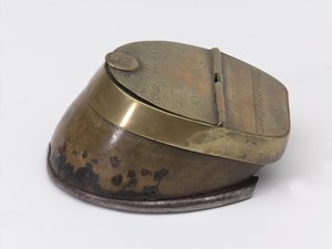 Tinteiro de casco de cavalo pertencente ao Capitão William Tyrwhitt Drake, Royal Horse Guards, c.1829 (tinteiro, casco de cavalo)