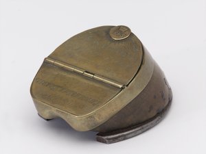 Tinteiro de casco de cavalo pertencente ao Capitão William Tyrwhitt Drake, Royal Horse Guards, c.1829 (tinteiro, casco de cavalo)