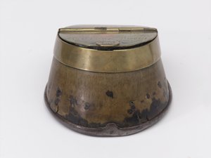 Tinteiro de casco de cavalo pertencente ao Capitão William Tyrwhitt Drake, Royal Horse Guards, c.1829 (tinteiro, casco de cavalo)