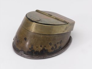 Tinteiro de casco de cavalo pertencente ao Capitão William Tyrwhitt Drake, Royal Horse Guards, c.1829 (tinteiro, casco de cavalo)