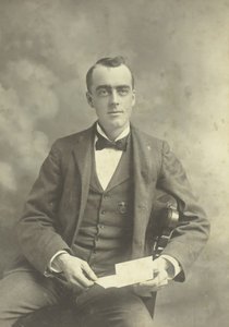 Retrato sem título de homem sentado, 18801899. de Thompson Studio