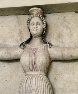 Túmulo trácio de Sveshtari, detalhe de uma estátua de mulher em Atlas, século III a.C. (escultura de pedra)
