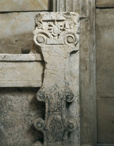 Túmulo trácio de Sveshtari, detalhe de arquitectura perto do sarcófago, século III AC (escultura de pedra)