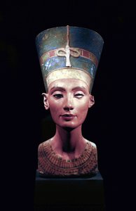 Busto de Nefertiti (c1370- c1330 a.C.) Grande Esposa Real (consorte chefe) ao Faraó Akhenaten egípcio. Nefertiti e seu marido eram conhecidos por uma revolução religiosa. Eles começaram a adorar apenas um deus, Aten, o disco do sol. de Thutmose Thutmose