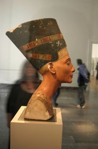 Busto de Nefertiti (c1370- c1330 a.C.) Grande Esposa Real (consorte chefe) ao Faraó Akhenaten egípcio. Nefertiti e seu marido eram conhecidos por uma revolução religiosa. Eles começaram a adorar apenas um deus, Aten, o disco do sol. de Thutmose Thutmose