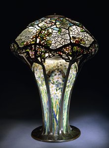 Um abajur de vidro com chumbo "teia de aranha" da Tiffany Studios, c.