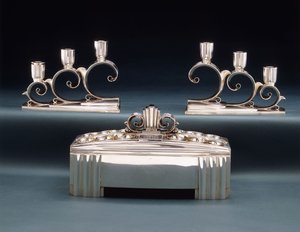 Uma peça central da exposição da Tiffany & Co. e dois candelabros de três luzes, feitos para a Feira Mundial de 1939, por volta de 1939 (prata) de Tiffany and Company