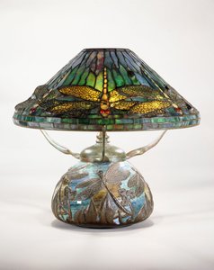 Um abajur de mesa dragon-fly da Tiffany Studios