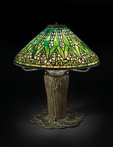 Candeeiro de mesa em ponta de flecha, c.1910 (vidro com chumbo e bronze) de Tiffany and Company