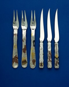 Parte de um conjunto fino e raro de 36 facas e garfos de sobremesa, o ponto martelado alças incrustadas com cobre patinado e ouro varicolor, com detalhes gravados de vários desenhos florais, animais e geométricos, c.1880 (cobre, ouro) de Tiffany and Company
