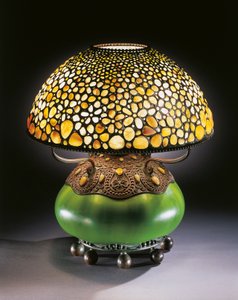 Candeeiro de mesa &39;Pebble&39; raro, c.1906 (vidro com chumbo, pedra, bronze e vidro soprado)