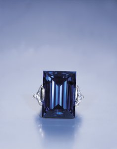The Rockefeller Sapphire (diamantes, safira e platina)