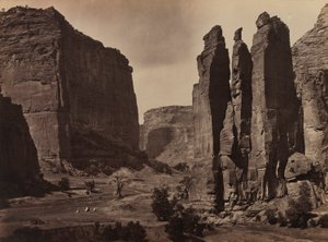 Cañon de Chelle. Paredes do Grande Cañon com cerca de 1200 pés de altura.