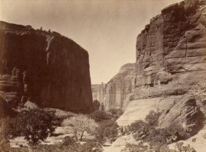 Topo do Cañon de Chelle, vista de cima, paredes com cerca de 1 200 pés de altura