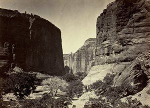 Cabeça do Cañon de Chelle, olhando para baixo. Paredes com cerca de 1200 pés de altura de Timothy O