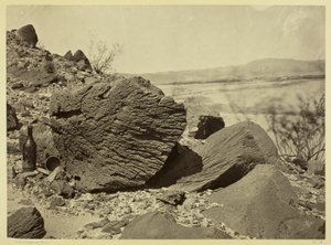 Rocha esculpida pela deriva de areia, abaixo da Rocha da Fortificação, Arizona de Timothy O