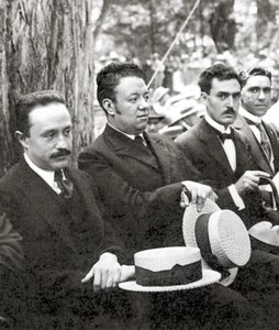 José Vasconcelos e Diego Rivera durante um evento ao ar livre no Parque Chapultepec, Cidade do México, 1921 de Tina Modotti