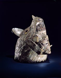 Cabeça de um animal com uma cabeça humana nas mandíbulas abertas, encontrada em Tula, Hidalgo, México, Early Post-Classic (900-1250) (cerâmica com mosaico de madrepérola)