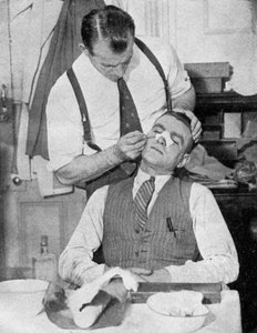 O capitão da Inglaterra, Eddie Hapgood, recebe tratamento para um nariz quebrado após uma partida com a Itália, em 1934.