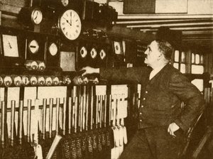 Gravando o sinal de tempo diário na estação de Liverpool Street, Londres e North Eastern Railway, 1930.