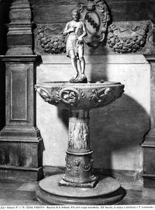 Bacia de água benta superada por uma estatueta de João Batista, Basílica de Santo Antônio, Pádua de Tullio Lombardo