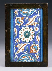 Um azulejo de borda Iznik, com uma flor central entre palmeta e videira frondosa, c.1570 (cerâmica) de Turkish School