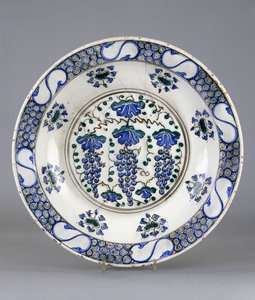 Um prato de cerâmica Iznik, com um roundel central representando três cachos de uvas e folhas de videira, c.1570 (cerâmica) de Turkish School
