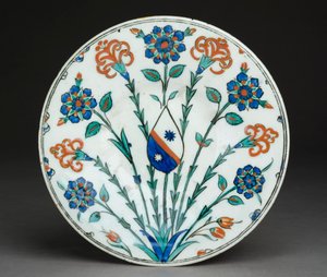 Prato com brasão europeu, Iznik ware, turco, c.1570 (pasta de pedra com esmalte policromado) de Turkish School